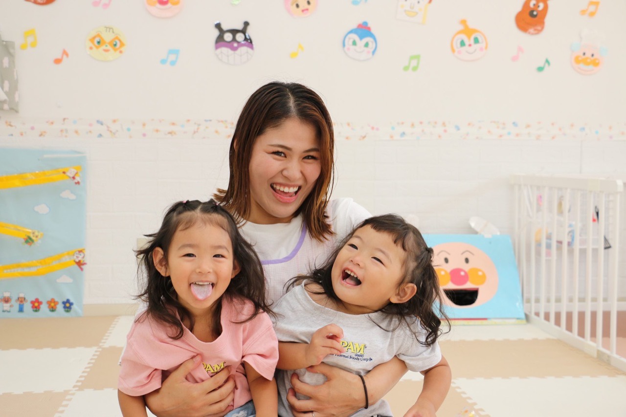 モリヤデンタルキッズルームで保育士と子どもたちが笑顔で過ごす様子