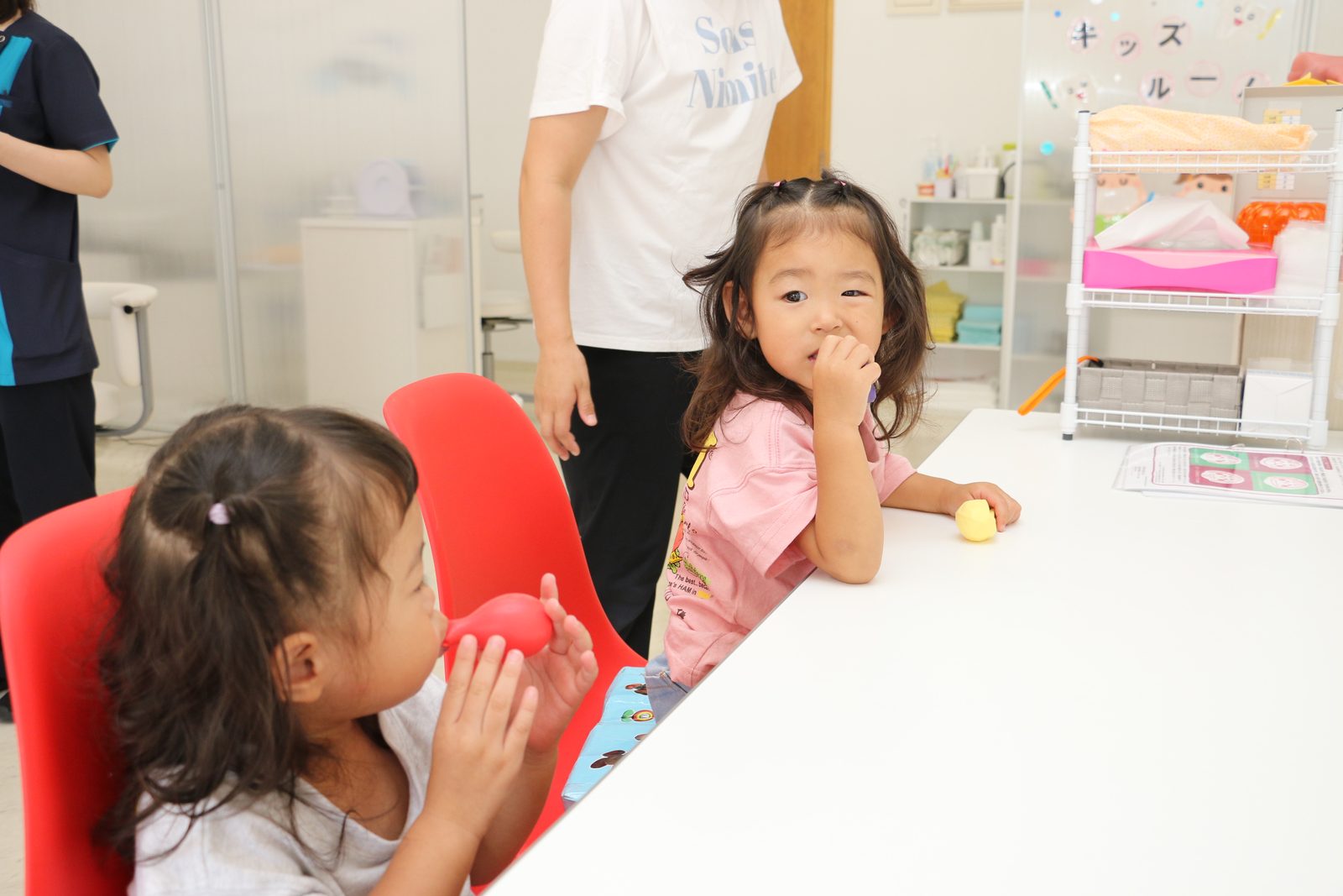 キッズルームでおもちゃで遊ぶお子さま